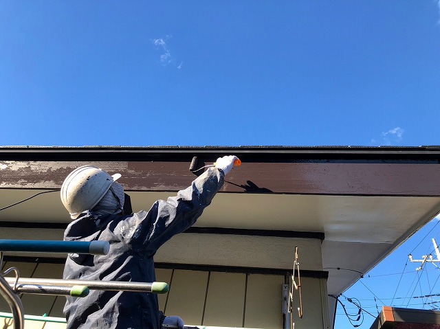 ローラーを使用した破風板塗装